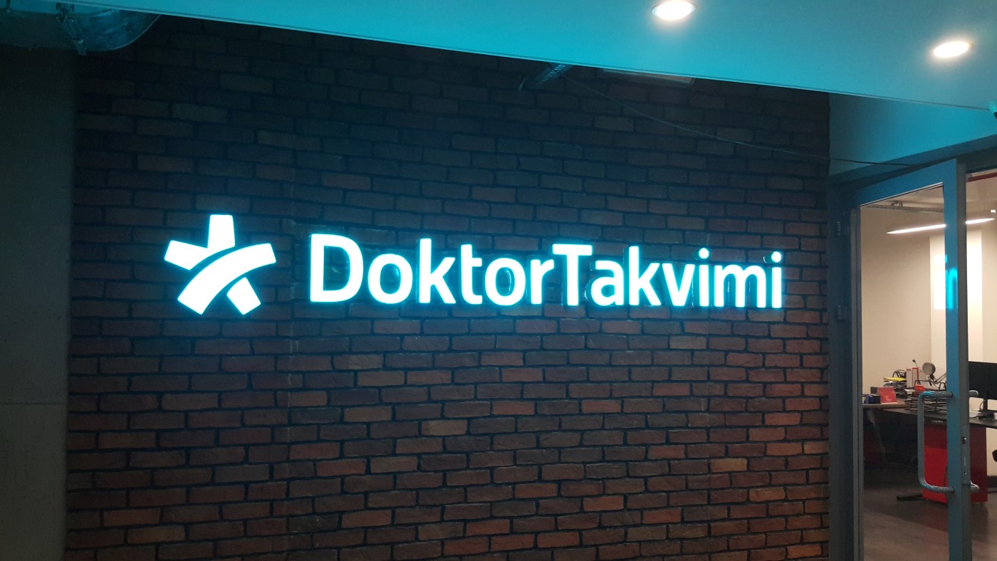 tabelacı, ışıklı ofis tabelası, pleksi ofis tabelası, ofis kapı tabelası, kompozit ofis tabelası,