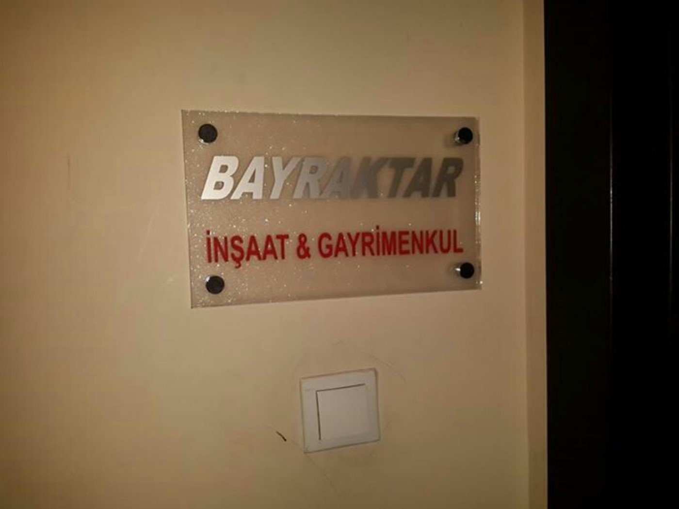 tabelacı, ışıklı ofis tabelası, pleksi ofis tabelası, ofis kapı tabelası, kompozit ofis tabelası,