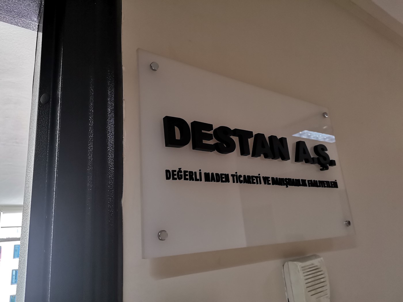 ofis tabela imalatı, ofis tabela modelleri, ofis pleksi tabelası, ofis kapı tabelası, ofis tabela fiyatları, ofis tabelası, tabelacı,